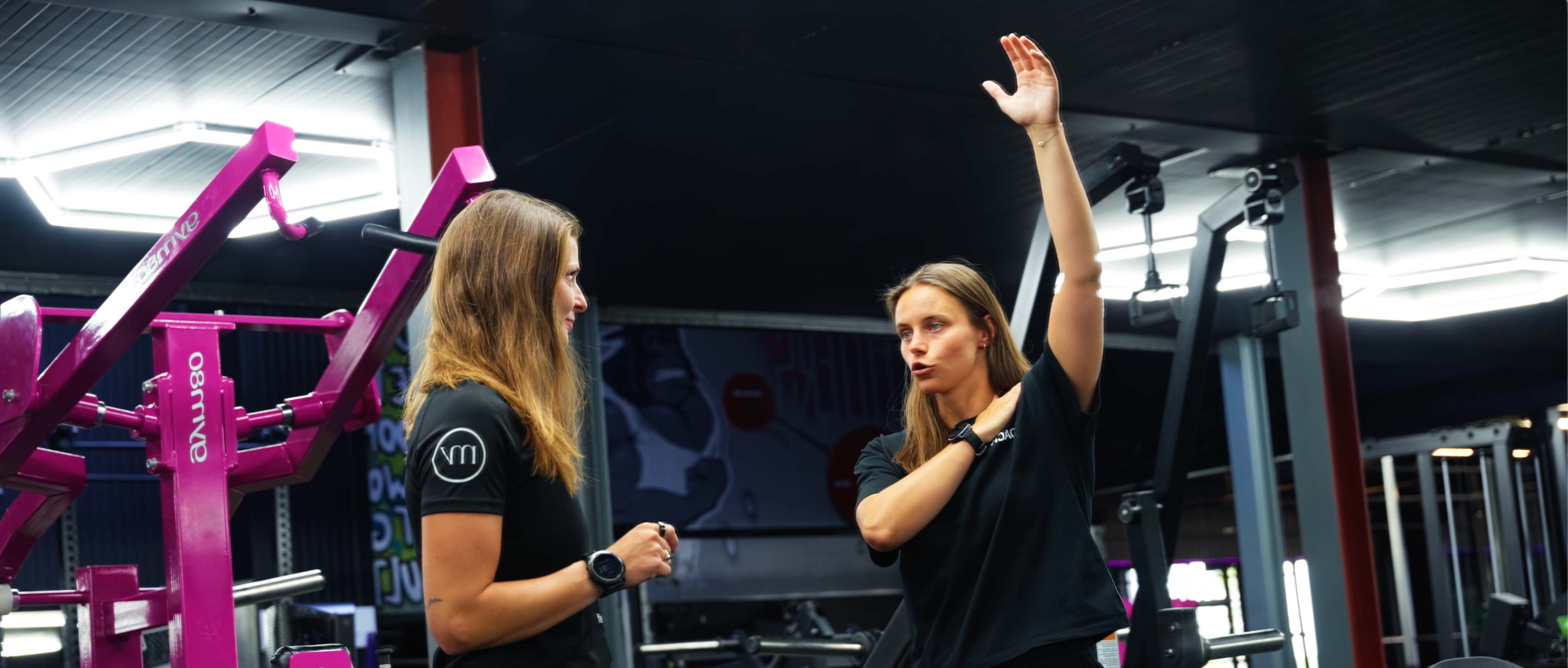 Coach Morgane geeft instructie tijdens een training